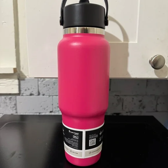 Hydro Flask 32oz Flex Straw Travel Bottle in Zinnia with Black Lid - Picture 3 of 6